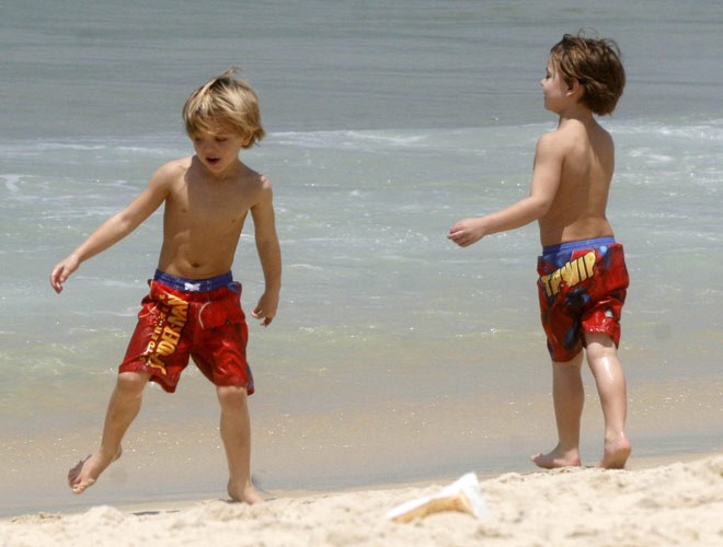 Hai con của Britney Spears và Kevin Federline, Sean Preston Federline và Jayden James Federline được ông nội cho tới bãi biển Rio de Janeiro để hóng gió.