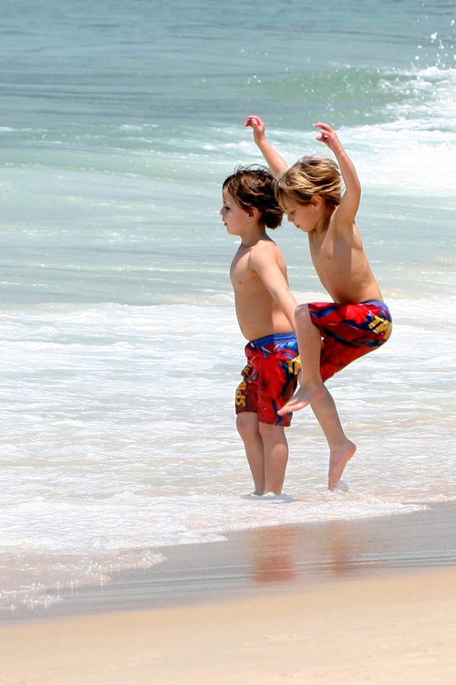 Hai con của Britney Spears và Kevin Federline, Sean Preston Federline và Jayden James Federline được ông nội cho tới bãi biển Rio de Janeiro để hóng gió.