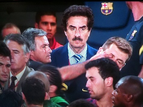 Mourinho thọc tay vào mắt Vilanova…