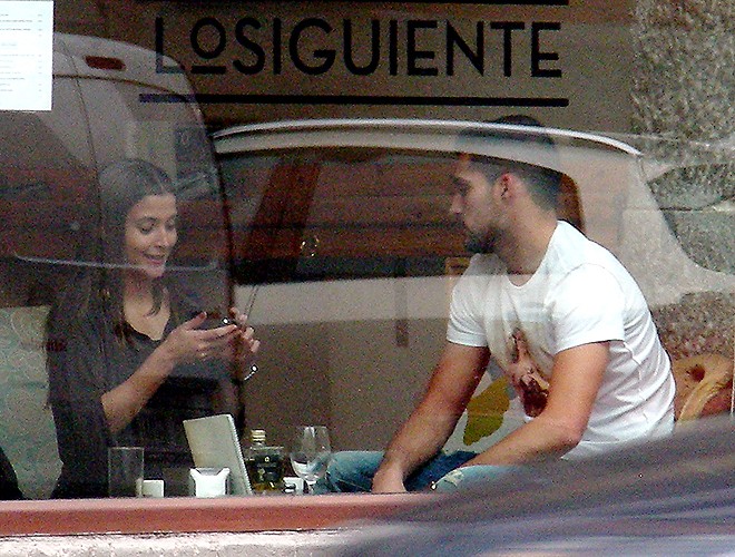 Sau một lúc dạo chơi, mua sắm cùng nhau, Miguel Moya và Ana Fernandez ghé vào một nhà hàng để ăn uống.