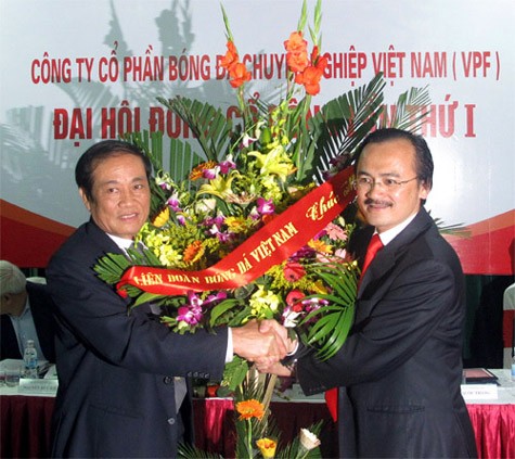 Chủ tịch VFF Nguyễn Trọng Hỷ tặng hoa chúc mừng bầu Thắng.