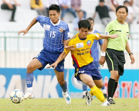 Chấp thuận cho CLB trẻ Hà Nội (phải) rút lui khỏi Cúp Quốc gia, đồng nghĩa với việc BTC giải công nhận tên gọi mới của đội bóng này.