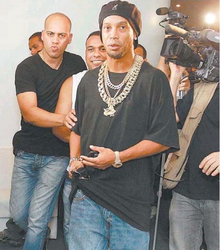 Ronaldinho đeo 1,5 kg vàng trên người.
