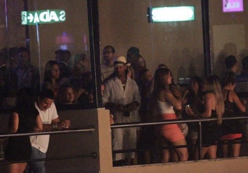 Ronaldinho ở hộp đêm trước ngày thu âm.