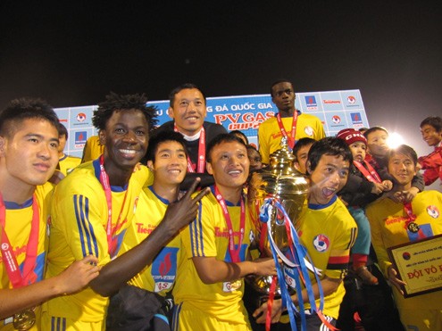 Các cầu thủ Sông Lam mừng chức vô địch.