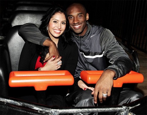 Kobe Bryan và Vanessa quen nhau năm 1999 khi Vanessa mới 17 tuổi và là một vũ công. (Xem Sao bóng rổ Kobe Bryant bỏ vợ theo người đẹp Playboy)