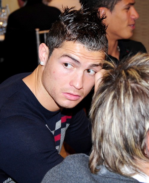 Ronaldo đang tia mắt tìm các bóng hồng trong nhà hàng.