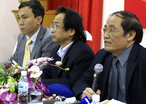 Chủ tịch VFF Nguyễn Trọng Hỷ (phải) không tể tự ý cho ông Trần Quốc Tuấn (trái) thôi chức. Ảnh: Hoàng Lâm
