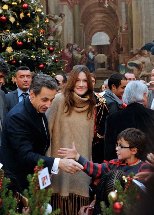 Tổng thống Pháp Sarkozy và phu nhân Carla Bruni chung vui Noel cùng lũ trẻ.