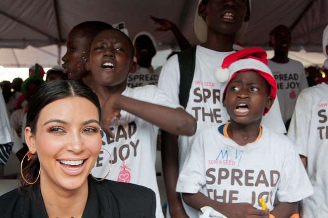 Kim Kardashian cùng trẻ em nghèo Haiti.