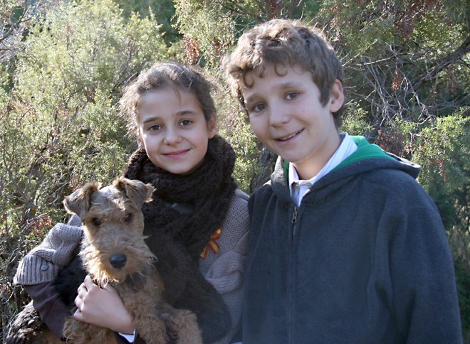 Felipe Juan Froilan và Victoria Federica, hai đứa trẻ của hoàng gia Tây Ban Nha cùng bạn là một chú cún yêu.
