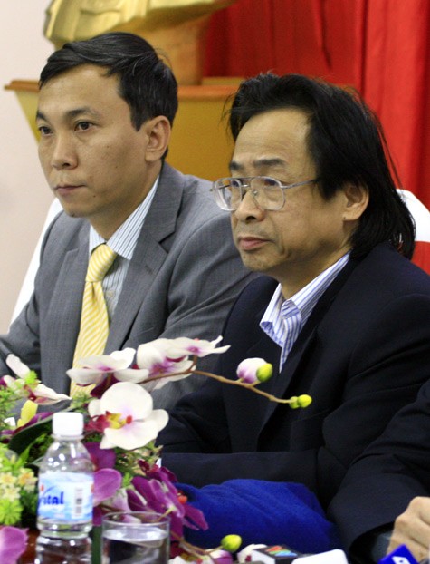 Sau SEA Games, Tổng thư ký VFF Trần Quốc Tuấn (trái) sang Malaysia… Ảnh: Hoàng Lâm