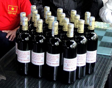 19 chai rượu mang nhãn "rượu tự trọng của các cổ động viên gửi tặng Ban chấp hành VFF".