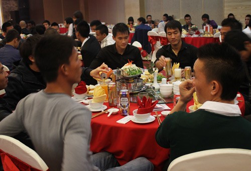 Công Vinh cũng có mặt để chia vui với người đồng đội ở ĐTVN và CLB Hà Nội.