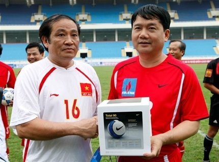 Bộ trưởng Đinh La Thăng khi còn làm chủ tịch Tập đoàn Dầu khí và chủ tịch Liên đoàn bóng đá Việt Nam Nguyễn Trọng Hỷ.
