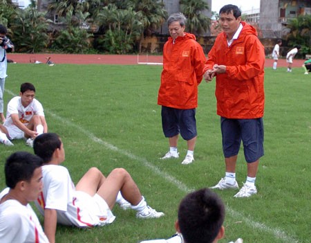 Ông Mai Đức Chung (phải) từng "đóng thế" thành công vai trò HLV đội tuyển quốc gia.