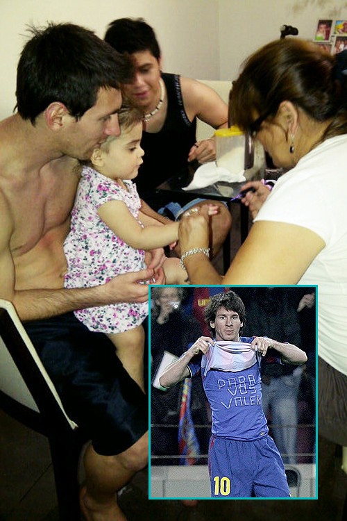 Messi hỗ trợ cắt móng tay cho cháu gái Valentina. Còn nhớ là sau khi ghi bàn vào lưới Valencia năm ngoái, Messi đã ăn mừng bằng cách vén áo, bên trong là dòng chữ “Para vos, Valen” (cho con, Valentina) để mừng cháu gái chào đời.