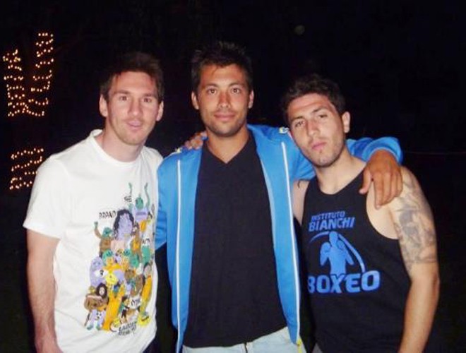 Messi bên hai người bạn thân Lucas và Matías.