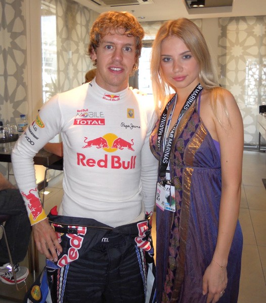 Xenia Tchoumitcheva chụp ảnh cùng tay đua Sebastian Vettel.