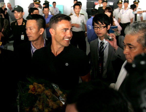 Cannavaro bước ra cửa sân bay trong vòng vây của fan. Đã đến nhiều nơi, nhưng bầu không khí cuồng nhiệt và dễ thương mà các bạn trẻ TP HCM tạo nên trong buổi đón chào khiến cựu danh thủ người Italy cảm thấy vui và thoải mái trong giờ phút đầu tiên tới Việt Nam.