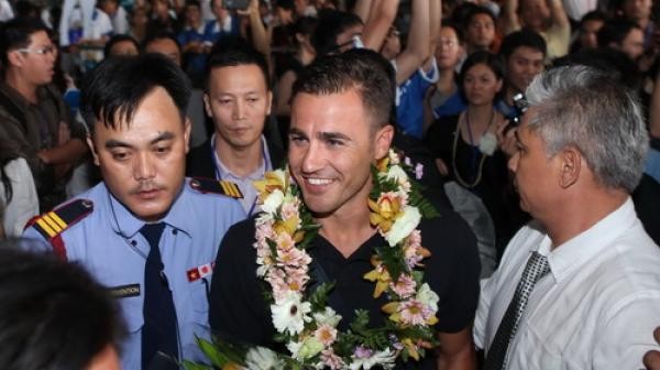 Cannavaro trong vòng vây người hâm mộ Việt Nam.