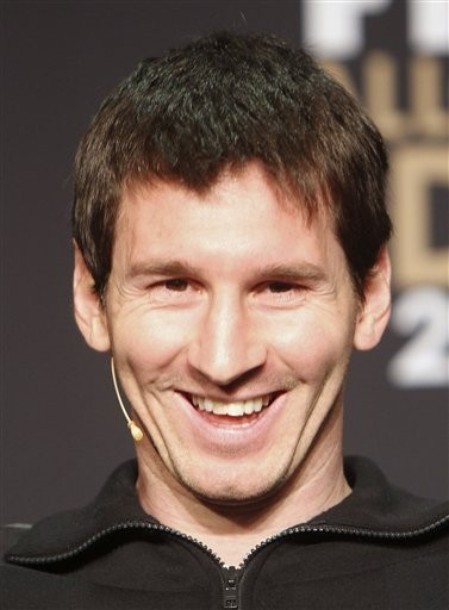 Messi cười rất tươi.