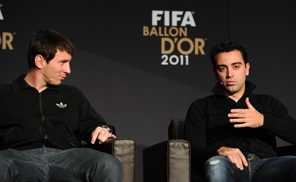 Messi và Xavi trả lời phỏng vấn báo chí.