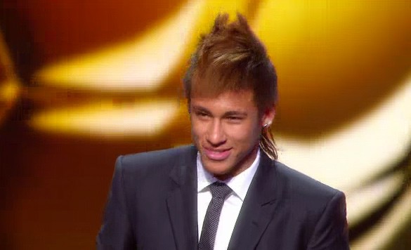 Giải bàn thắng đẹp nhất năm mang tên huyền thoại Puskás được trao cho Neymar.