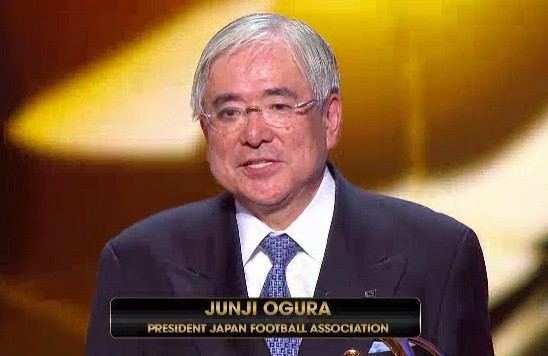 Junji Ogura, chủ tịch LĐBĐ Nhật Bản, lên nhận giải FIFA Fair Play Award.