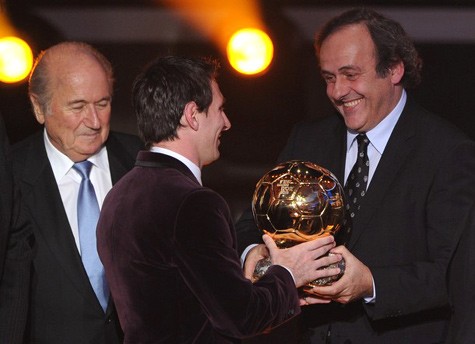 Messi đã đạt đến kỳ tích của Platini (phải).