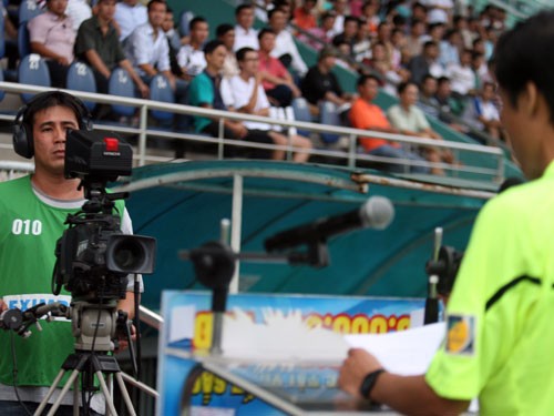 Phóng viên truyền hình HTV tác nghiệp ở lượt đầu tiên của Super League 2012.