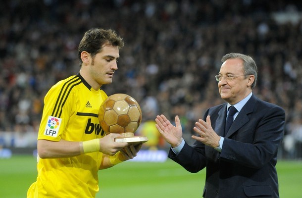 Iker Casillas nhận giải thưởng cho tuyển thủ Tây Ban Nha chơi nhiều trận quốc tế nhất.