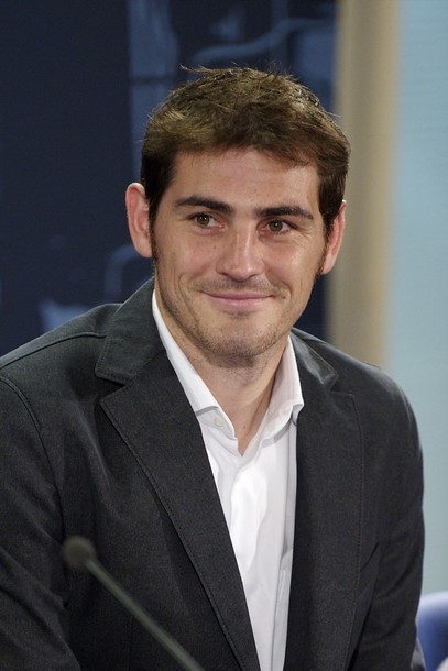 Khoảnh khắc đời thường của Iker Casillas khi anh ra mắt cuốn tự truyện “La Humildad del Campeon” (Sự khiêm nhường của nhà vô địch).