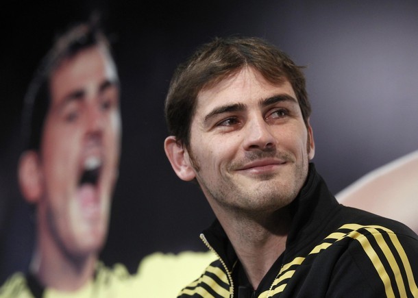 Iker Casillas mỉm cười trong buổi ra mắt trang phục mới Adidas ở sân Santiago Bernabeu.