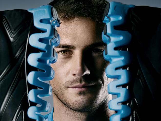 Iker Casillas chụp ảnh quảng cáo cho trang phục thể thao Reebok ZigTech. Bộ ảnh được thực hiện bởi nhiếp ảnh gia Steven Klein.
