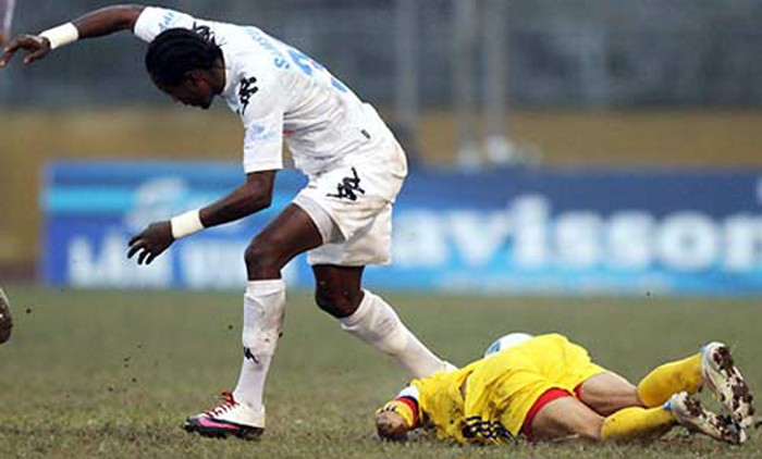 Samson Kayode đã chơi rất tiểu xảo, khiến Huy Hoàng dính chấn thương nặng ở đầu. (Xem clip pha va chạm)