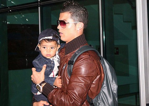 Ronaldo muốn tự mình chăm sóc con trai.