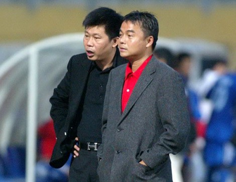 Ông Trần Tiến Đại (phải) xuất thân từ một cò cầu thủ trước khi được chủ tịch V. Ninh Bình Hoàng Mạnh Trường (trái) bổ nhiệm làm GĐĐH.