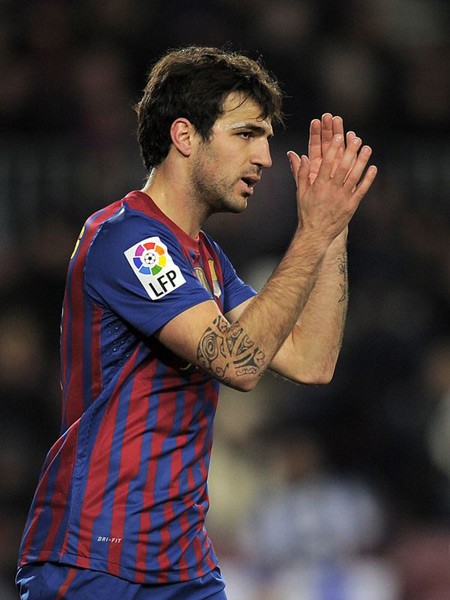 Đồng đội và cũng là bạn thân của Messi - Cesc Fabregas cũng bảnh bao, nam tính chẳng kém.