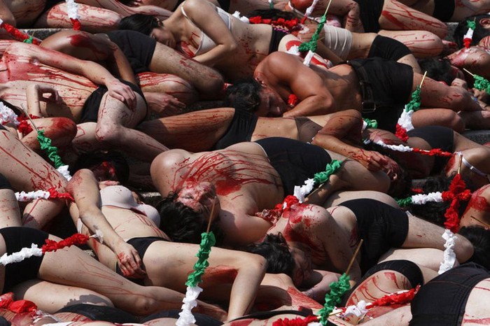 Cuộc biểu tình “đẫm máu” này diễn ra vào thứ Bảy tuần trước, bên ngoài Cung nghệ thuật Fine ở Mexico City.
