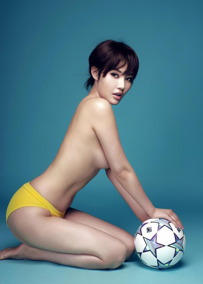 Xu Dongdong rất đam mê thể thao, cô đã xuất hiện trong các bộ ảnh nóng bỏng, tạo dáng cùng trang phục thi đấu bóng đá, bóng chuyền, bóng rổ và tennis.