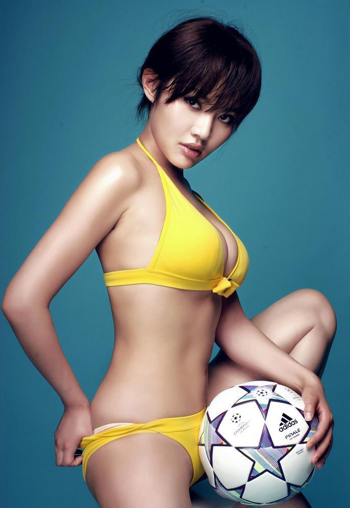 Xu Dongdong nổi bật với bộ bikini màu vàng đậm.