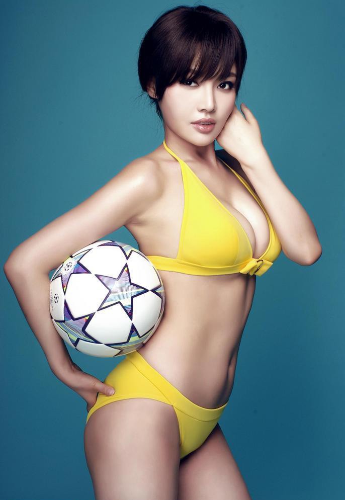 Xu Dongdong nổi bật với bộ bikini màu vàng đậm.