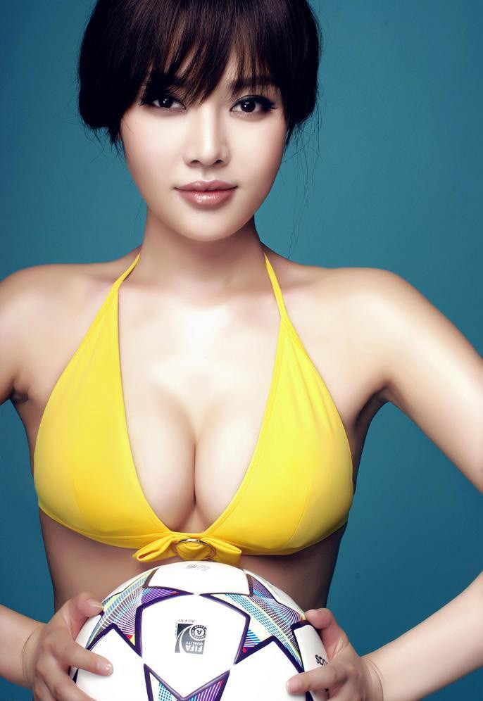 Xu Dongdong rất đam mê thể thao, cô đã xuất hiện trong các bộ ảnh nóng bỏng, tạo dáng cùng trang phục thi đấu bóng đá, bóng chuyền, bóng rổ và tennis.