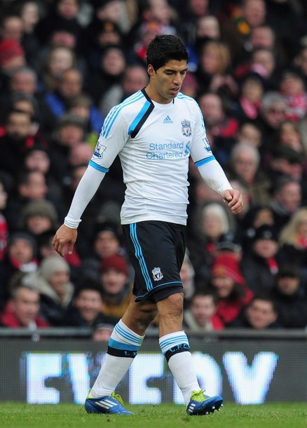 Luis Suarez thất vọng rời sân. Anh ghi 1 bàn nhưng Liverpool của anh vẫn thua cuộc.