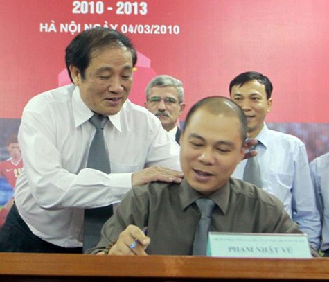 Chủ tịch VFF Nguyễn Trọng Hỷ và ông Phạm Nhật Vũ, chủ tịch HĐQT AVG.