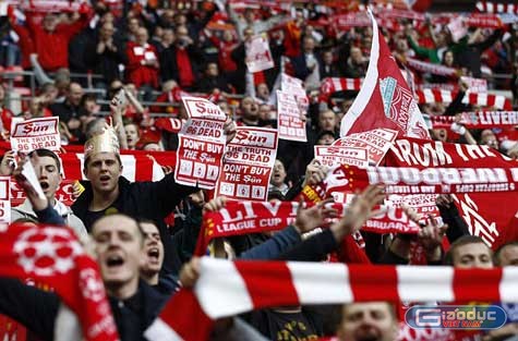 Fan Liverpool hừng hực khí thế bất chấp giao thông hỗn loạn ngăn cản nhiều người tới Wembley