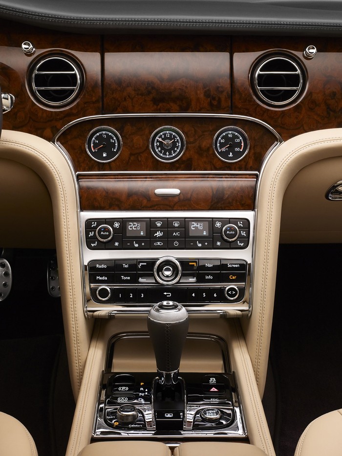 Bên trong nội thất xe, sự sang trọng được thể hiện ở những chi tiết như ghế da khâu họa tiết hình quả trám, bảng điều khiển trung tâm ốp gỗ và một số chi tiết được mạ crôm sáng bóng.