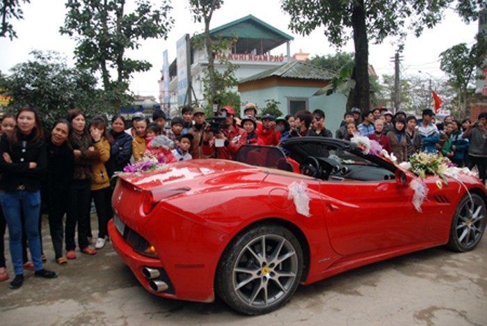 Để tổ chức đám cưới cho con, đại gia Liễu Mạnh ở đất Hương Sơn (Hà Tĩnh) đã mạnh dạn chi hàng chục tỷ đồng, chuẩn bị suốt 1 năm. Đám cưới diễn ra rình rang với sự tham gia của dàn siêu xe và hàng loạt tên tuổi nổi tiếng của showbiz Việt Nam.