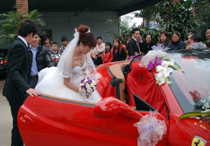 Xe hoa rước dâu chính là siêu xe Ferrari giá lên đến cả chục tỷ.